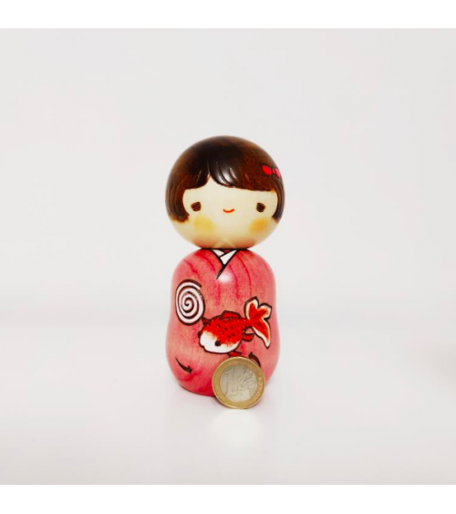 Kokeshi Niña con carpa koi