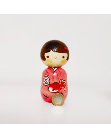 Kokeshi Niña con carpa koi