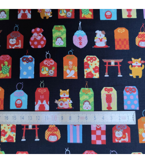 Omamori con Shiba Inu sobre negro.