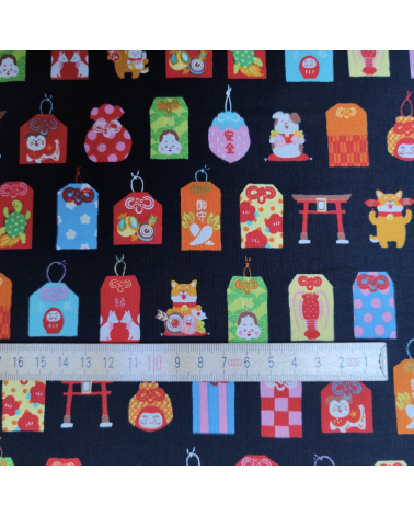 Omamori con Shiba Inu sobre negro.