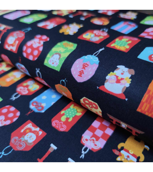 Omamori con Shiba Inu sobre negro.