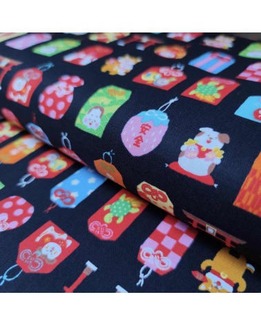 Omamori con Shiba Inu sobre negro.