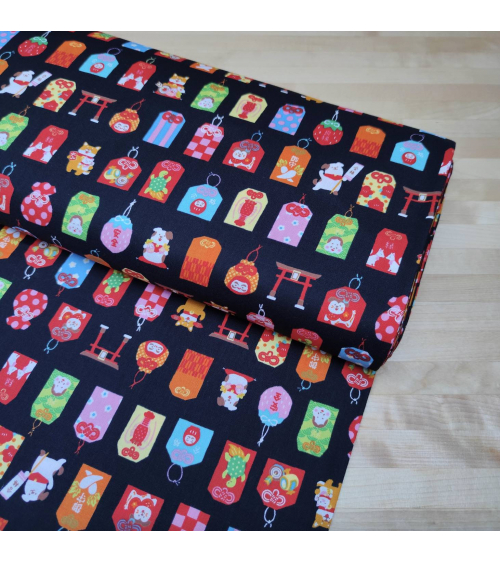Omamori con Shiba Inu sobre negro.