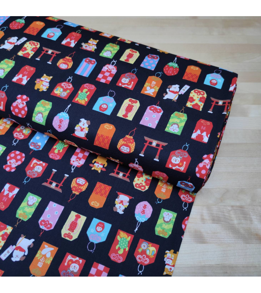 Omamori con Shiba Inu sobre negro.