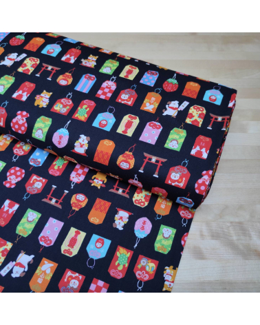 Omamori con Shiba Inu sobre negro.