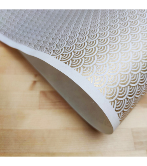 Papel Chiyogami japonés seigaihas doradas sobre fondo blanco