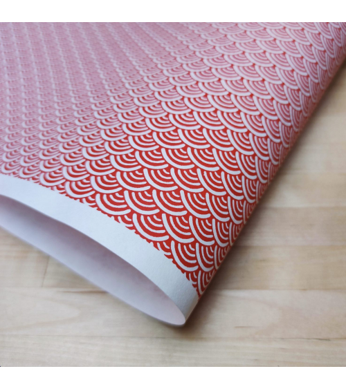Papel Chiyogami japonés seigaihas rojas sobre fondo blanco