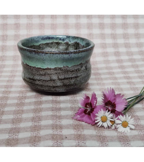 Cuenco japonés para té matcha azul verdoso.