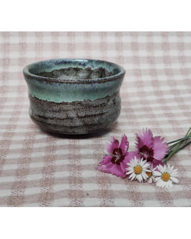 Cuenco japonés para té matcha azul verdoso.