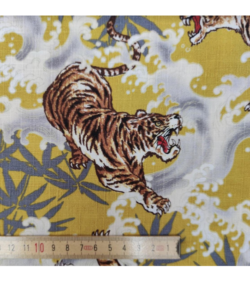 Tela japonesa en dobby de algodón "Tigres y bambú" en mostaza.
