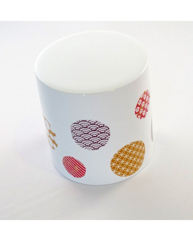 Bote para té con círculos con motivos japoneses y fondo blanco
