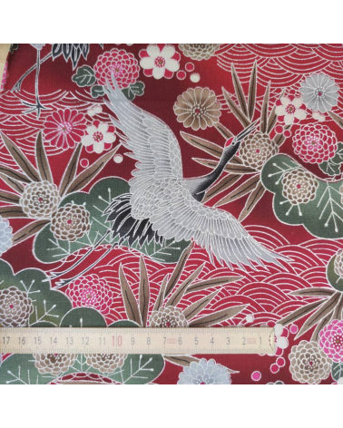Tela japonesa de algodón de grullas en rojo con detalles en plata.