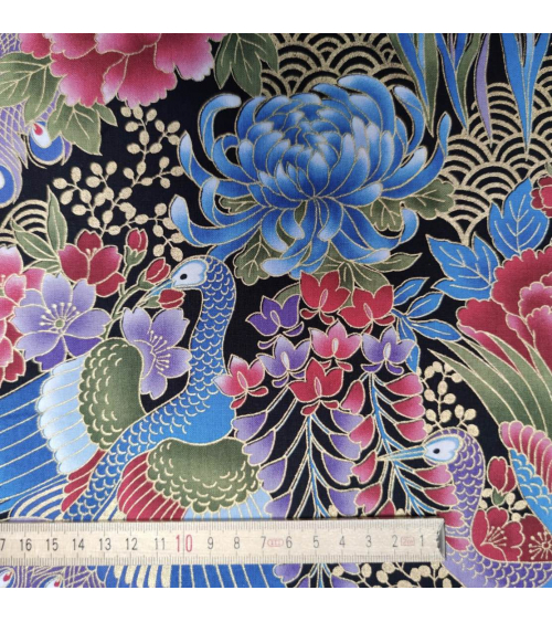 Tela japonesa pavos reales en azules con detalles en oro.