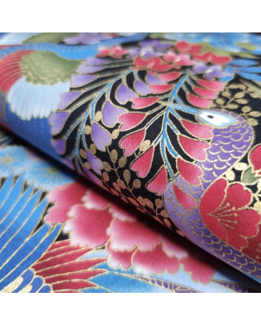Tela japonesa pavos reales en azules con detalles en oro.