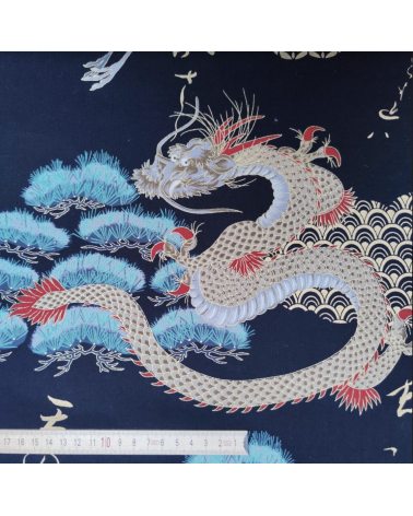 Tela japonesa "Dragón y grulla" en negro.