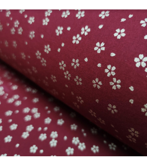 Tela japonesa de algodón rojo cereza con sakuras doradas