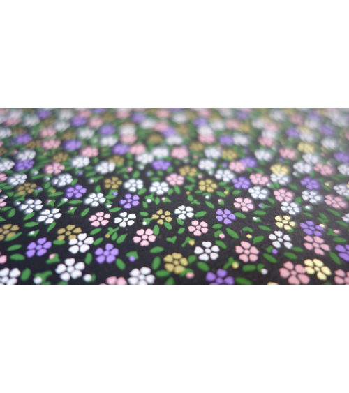 Papel japonés chiyogami alegres florecillas sobre fondo negro