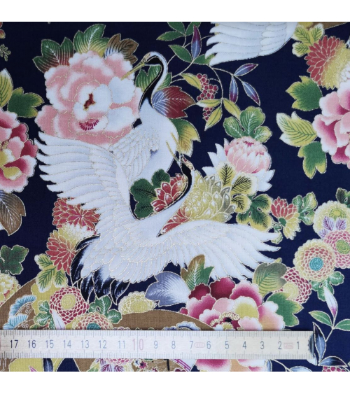 Tela japonesa grullas y flores en azul navy con detalles en oro.