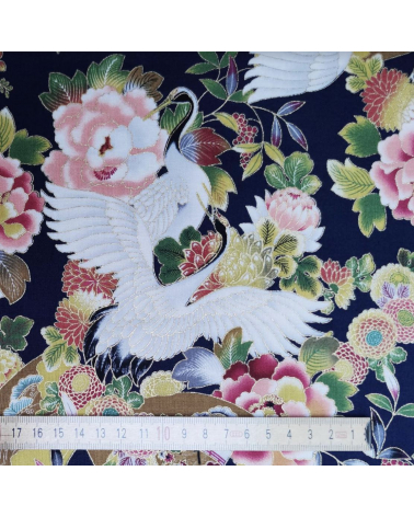 Tela japonesa grullas y flores en azul navy con detalles en oro.