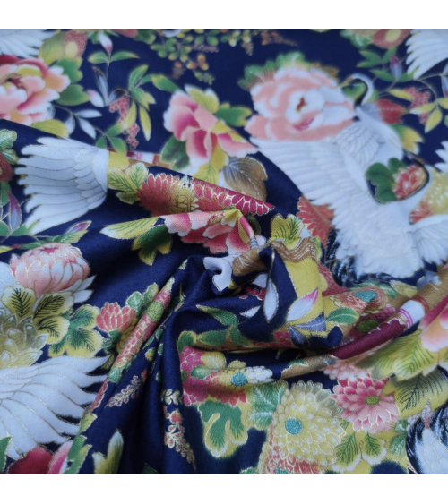 Tela japonesa grullas y flores en azul navy con detalles en oro.
