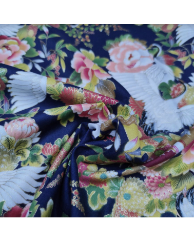 Tela japonesa grullas y flores en azul navy con detalles en oro.