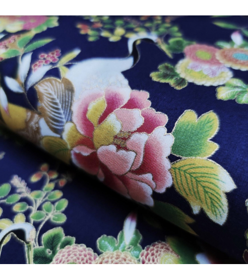 Tela japonesa grullas y flores en azul navy con detalles en oro.