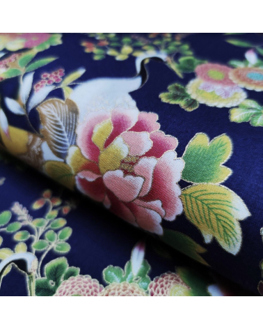 Tela japonesa grullas y flores en azul navy con detalles en oro.