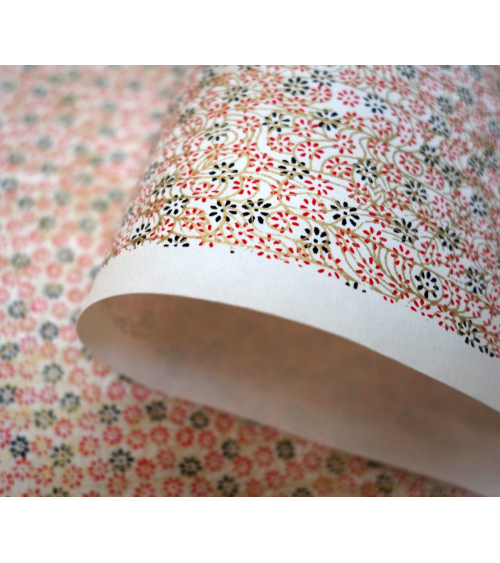 Papel japonés chiyogami flores y remolinos sobre fondo blanco