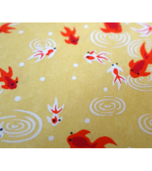 Papel japonés chiyogami de carpas rojas sobre fondo amarillo