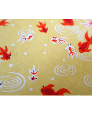 Papel japonés chiyogami de carpas rojas sobre fondo amarillo