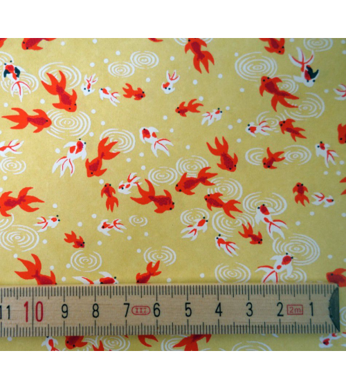 Papel japonés chiyogami de carpas rojas sobre fondo amarillo