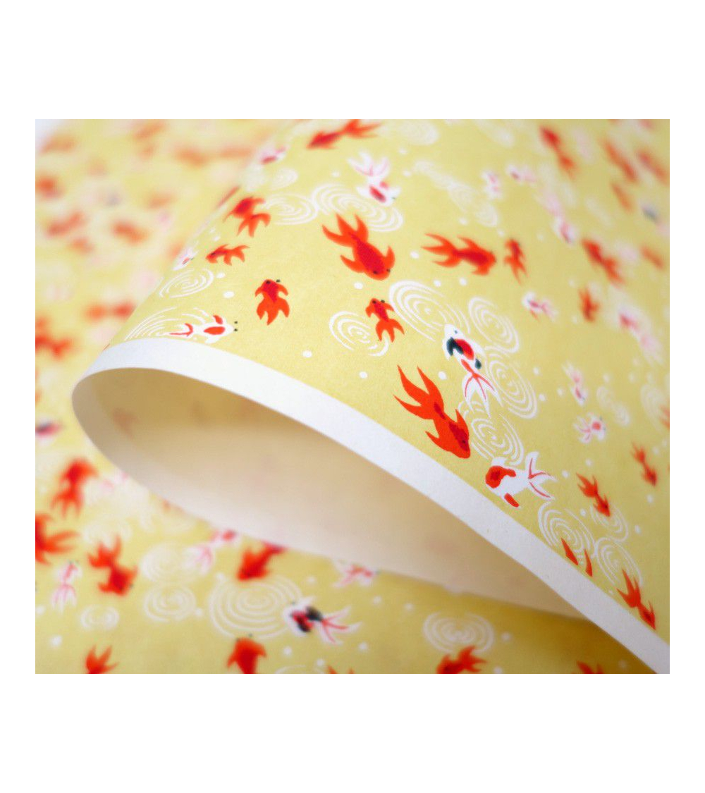 Papel japonés chiyogami de carpas rojas sobre fondo amarillo