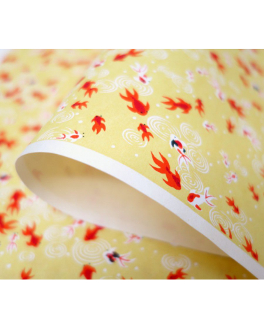 Papel japonés chiyogami de carpas rojas sobre fondo amarillo