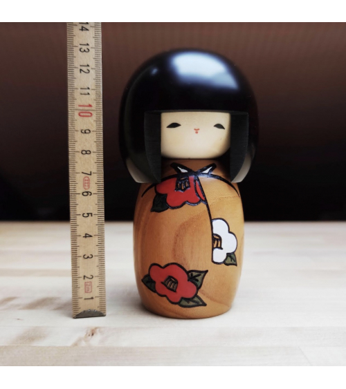 Kokeshi Camelia en madera de castaño.