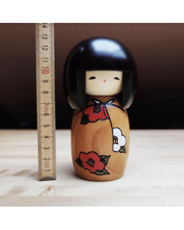Kokeshi Camelia en madera de castaño.