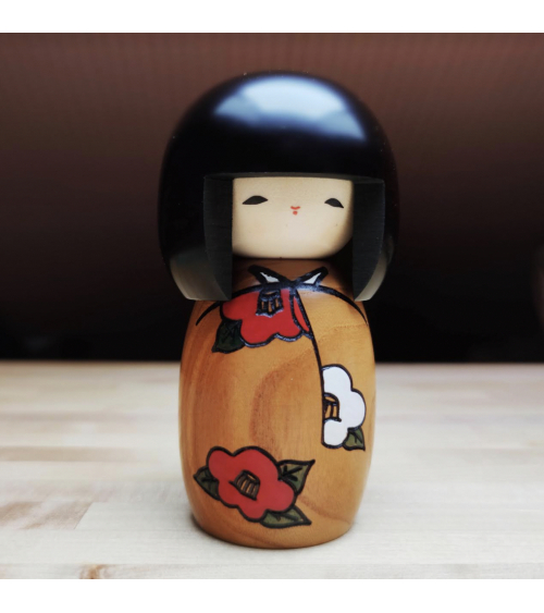 Kokeshi Camelia en madera de castaño.