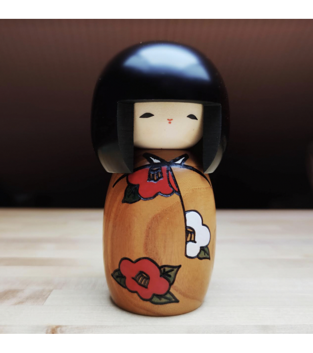 Kokeshi Camelia en madera de castaño.