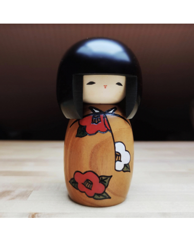 Kokeshi Camelia en madera de castaño.