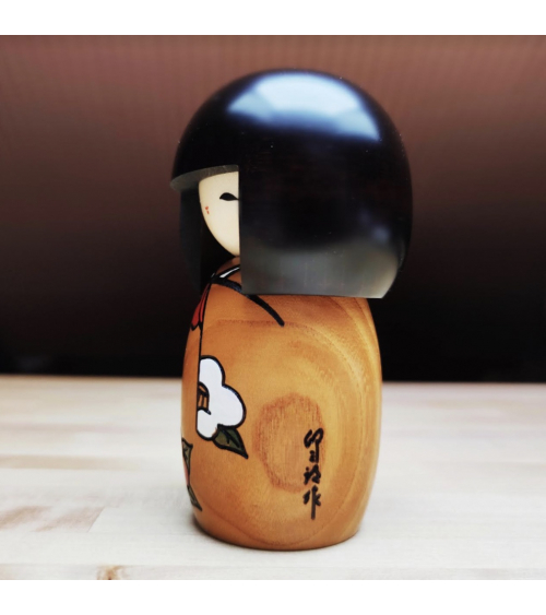 Kokeshi Camelia en madera de castaño.
