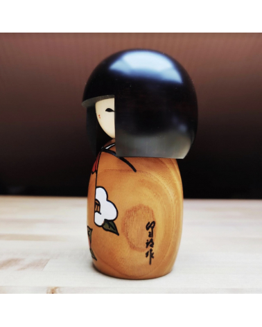 Kokeshi Camelia en madera de castaño.