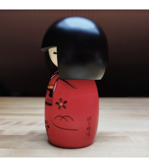 Kokeshi "Akako" con kimono rojo y obi