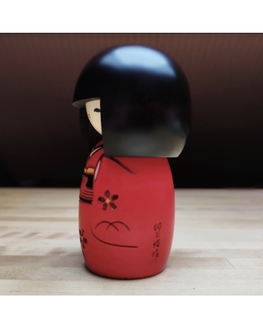 Kokeshi "Akako" con kimono rojo y obi