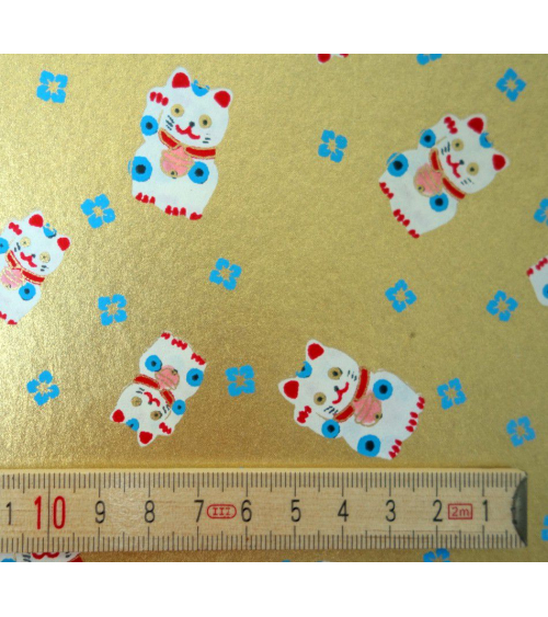 Papel japonés chiyogami maneki neko sobre fondo dorado