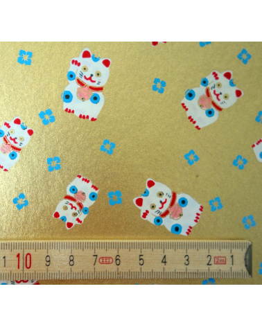 Papel japonés chiyogami maneki neko sobre fondo dorado