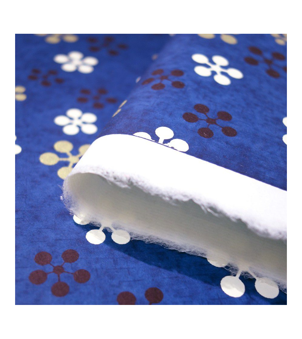 Papel japonés chiyogami gráfico flores de ciruelo sobre azul oscuro