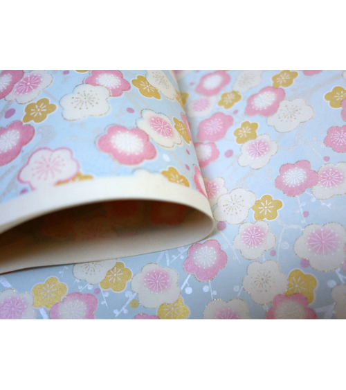 Papel japonés chiyogami flores de ciruelo rosa y dorado sobre azul celeste