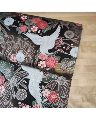 Tela japonesa de grullas en negro y castaño con detalles en plata.