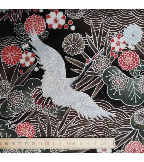 Tela japonesa de grullas en negro y castaño con detalles en plata.