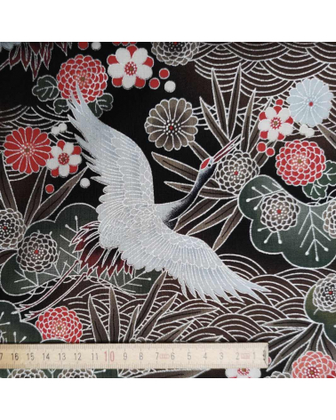 Tela japonesa de grullas en negro y castaño con detalles en plata.