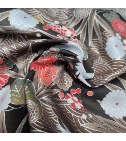 Tela japonesa de grullas en negro y castaño con detalles en plata.